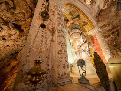 Ricche di elementi misteriosi sono anche le due colonne laterali alla statua, formate ognuna da nove piccoli bassorilievi raffiguranti svariate scene allegoriche, personaggi e animali